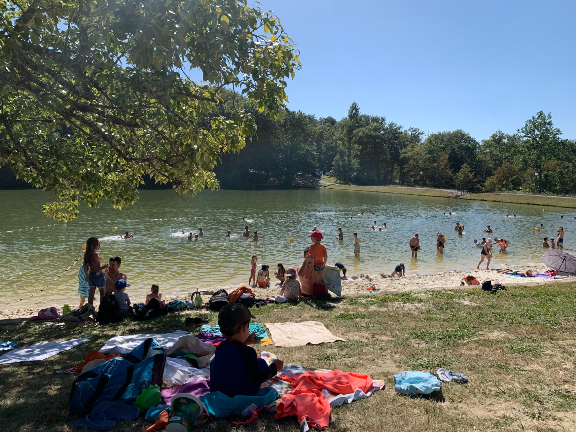 Lac de Lupiac beach in summer