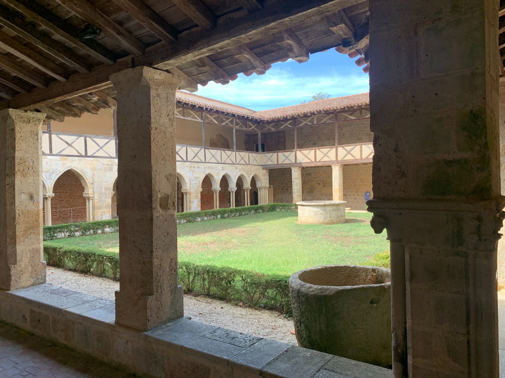 Abbaye de Flaran cloister