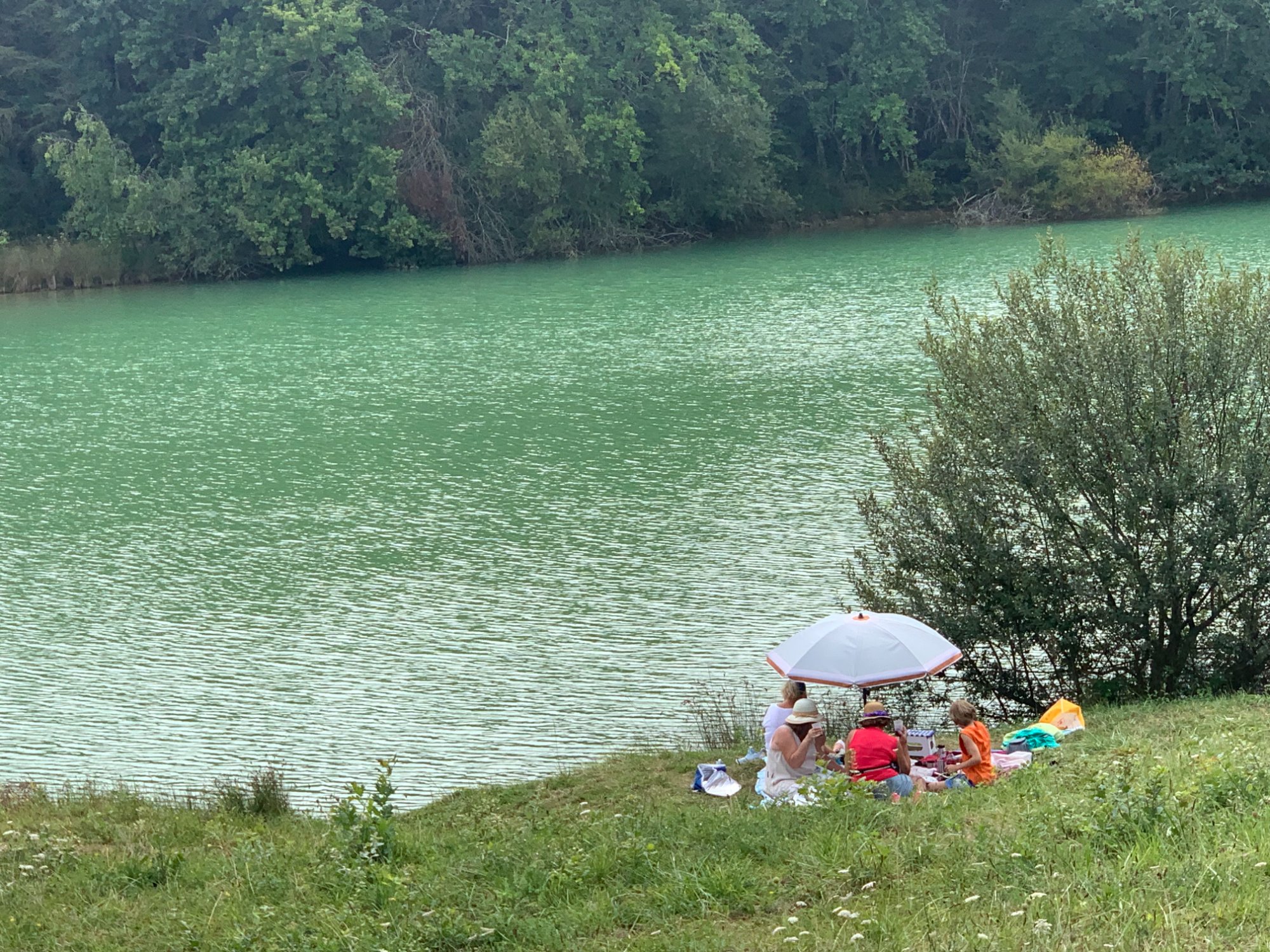 Picnic by the lake at Lupiac