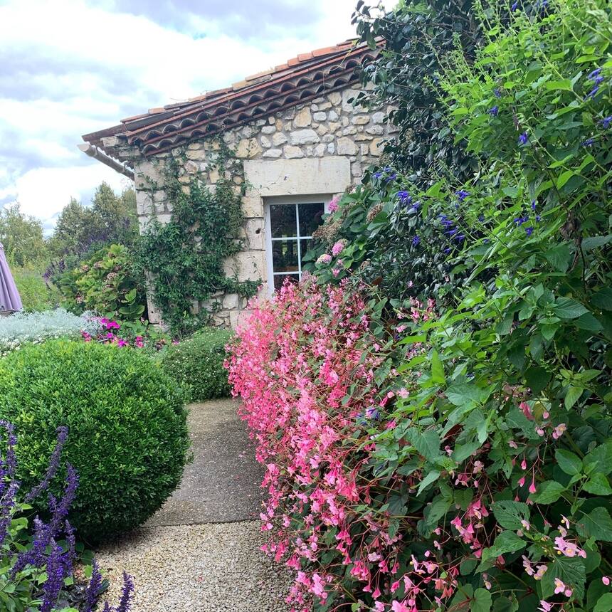 Les Jardins de Corsiana: Beautiful planting in the style of an English country g