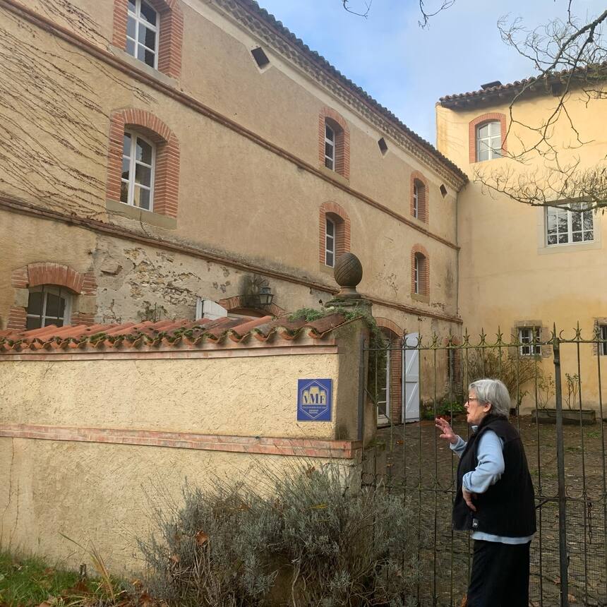 Property #49:
Very nearly right. 3 sided mas with 2 towers. 9 bedrooms. Two love