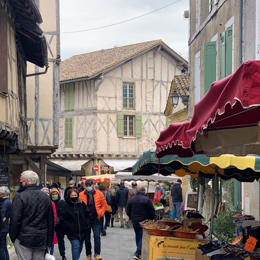 Issigeac farmers market was chilly but buzzing with activity this morning. Quite