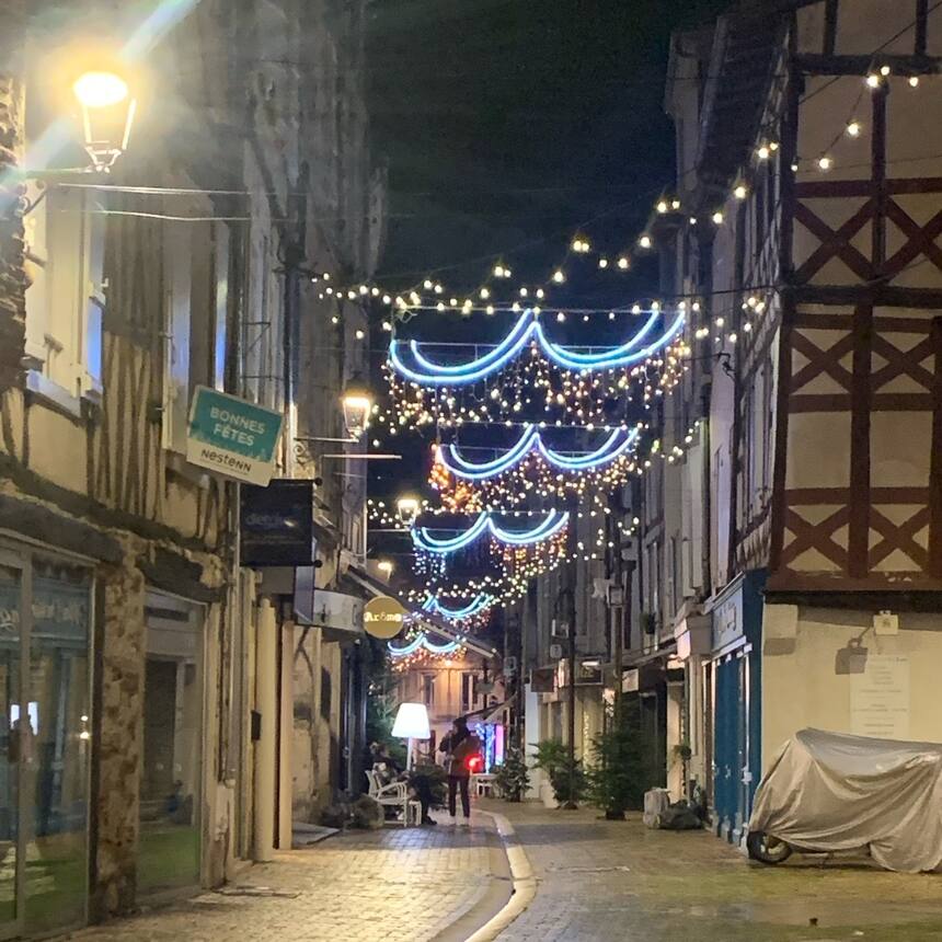 A wintry walk through the nighttime streets of Agen.