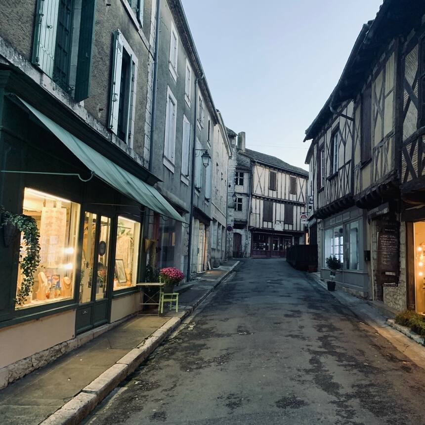 An evening stroll through the wintry streets of the village of Issigeac.