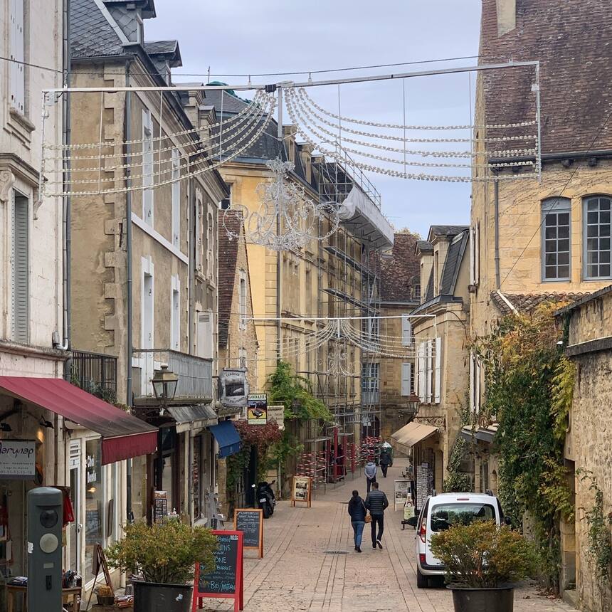 Sarlat Caneda: Such an adorable town. Awake, alive, busy and vibrant. Lots of re