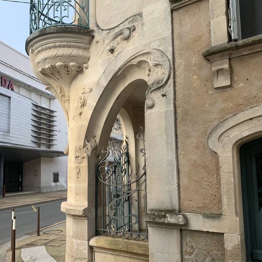 An incredible ArtNouveau classic in the heart of Agen. It’s an apartment buildin