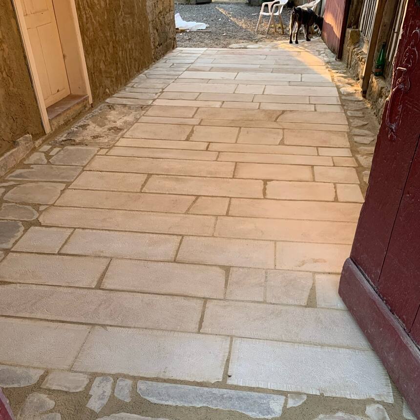 The new flag stones have been laid and grouted in the mews. Hopefully this, toge
