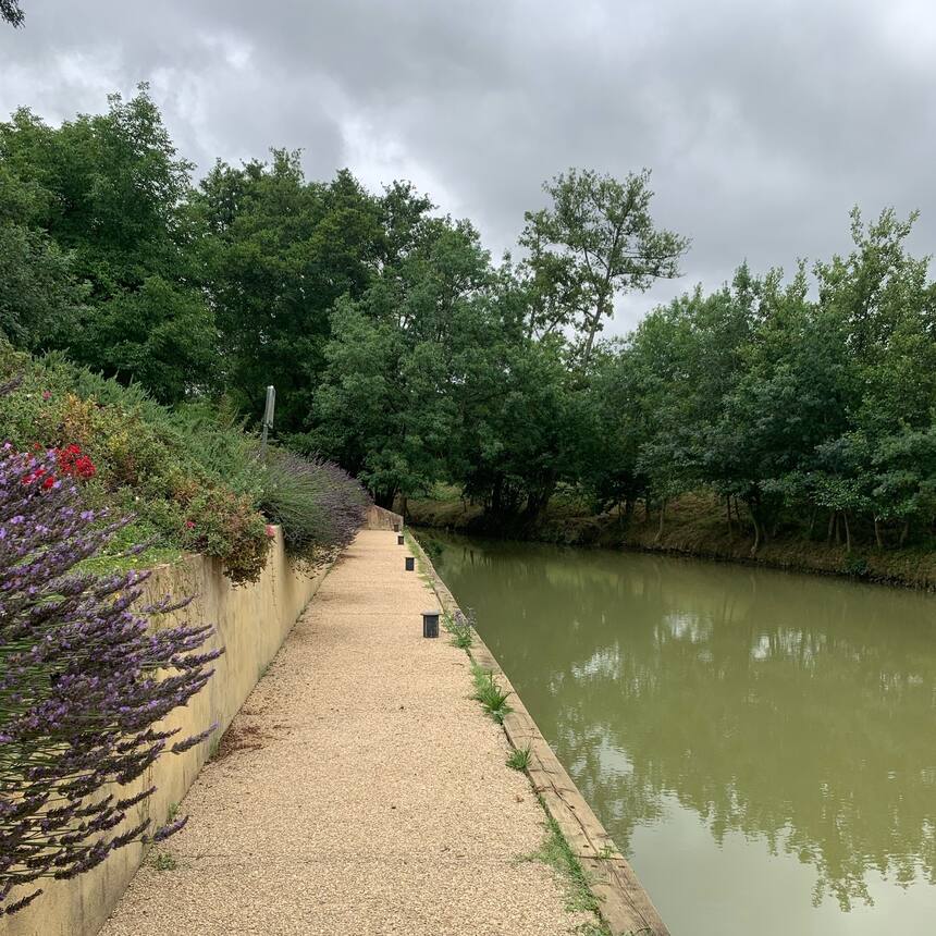 The local canal joins the navigable part of the Baise river to the Garonne River