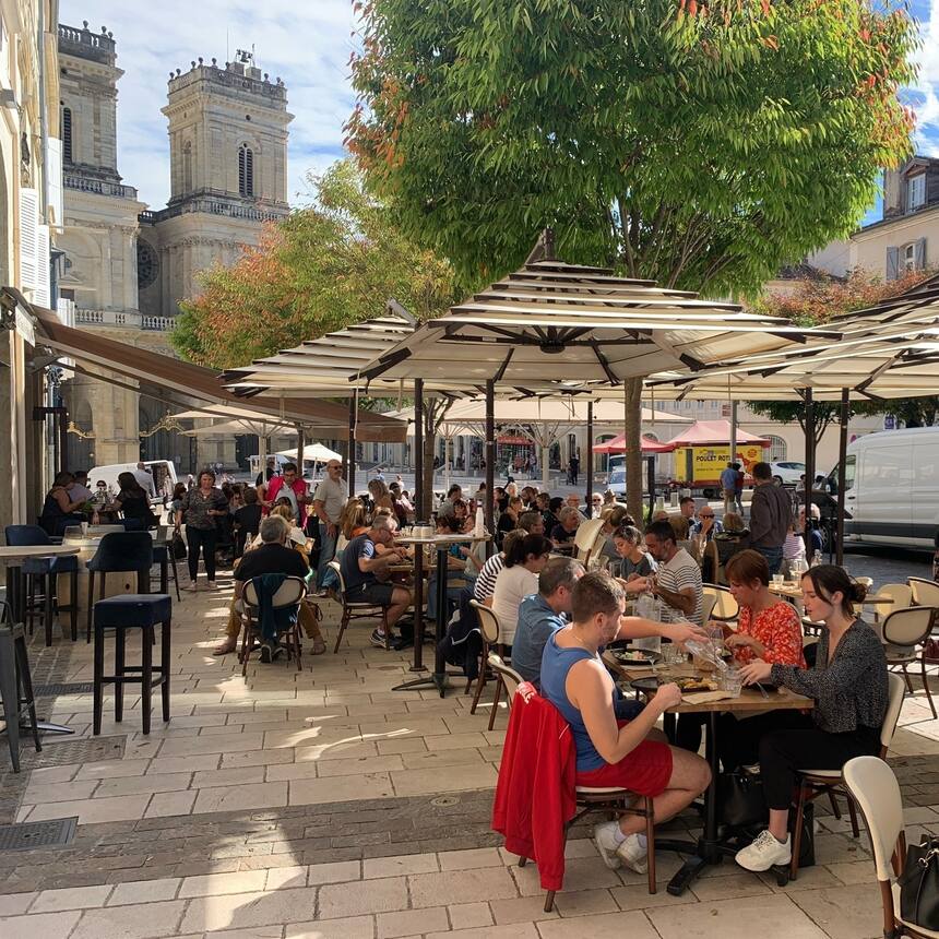 The summer season is over, but the locals still fill the Auch restaurants at lun