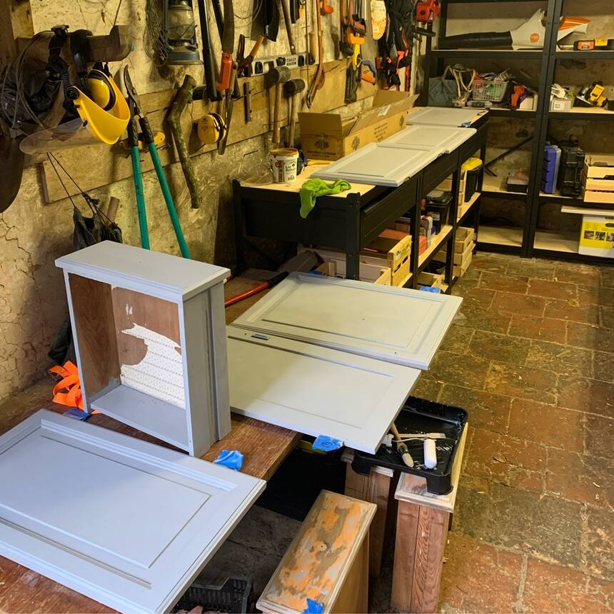 Painting the kitchen cabinets from the gite, one door / drawer at a time.
One un