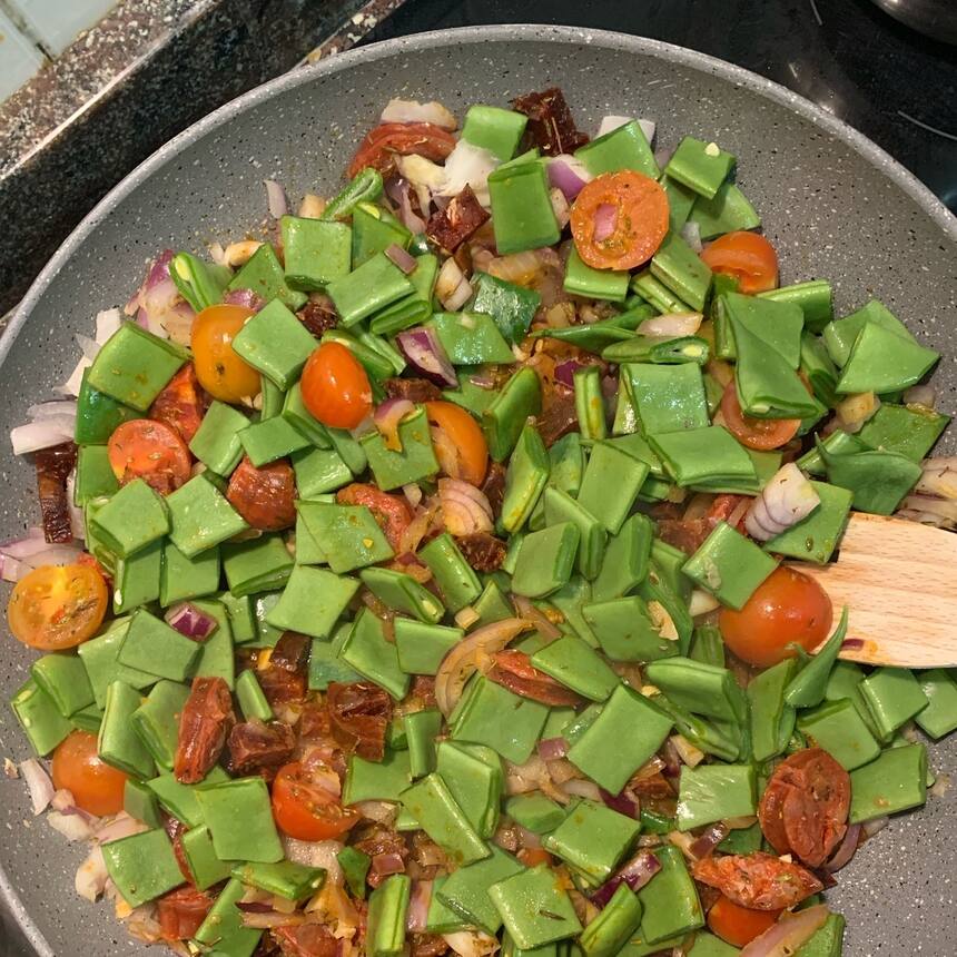 Runner beans and Chorizo.
noglu-nomoo.com/runner-be…