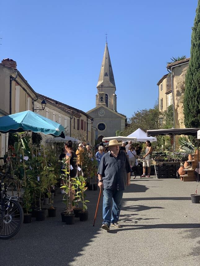 The Ordan Larroque flower faire. It’s just one day per year, but it’s a date to 