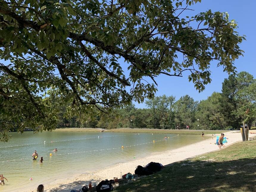 A lovely afternoon at the Aignan lake. Super quiet at lunch time, but bustling w