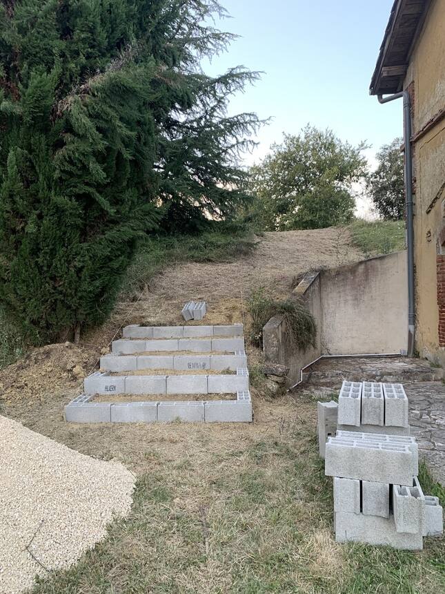 There has been some progress on the stairs. It’s going a little slowly given th