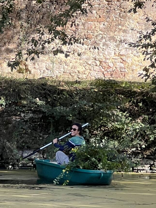 Boat gardening! 😆 This is how you weed the interior walls of a stone lined pond.