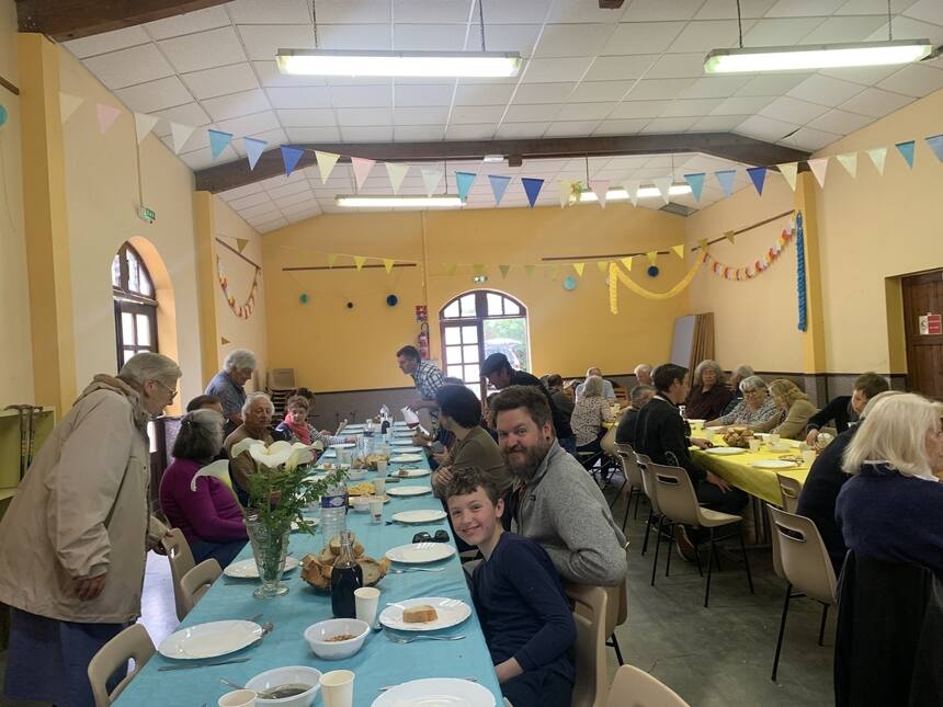 Sunday lunch at the village hall with all the other Seaillers.
My husband point