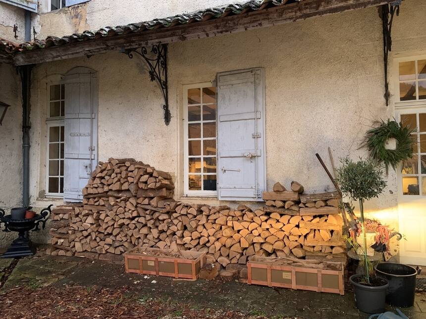A brand new wood pile. We managed to use up the store of aged wood in the woodsh