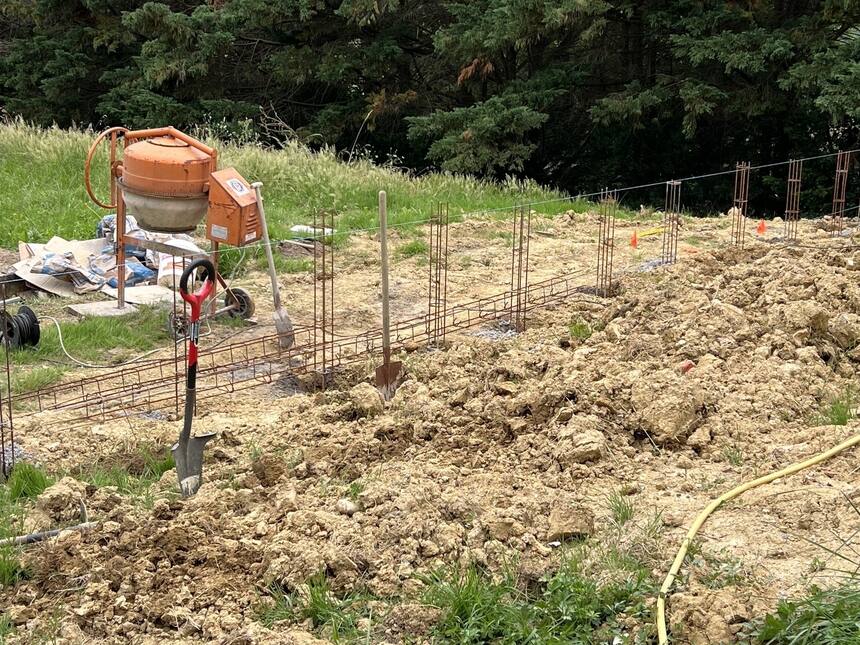 The piers have been dug and the ferrailles mounted in concrete.